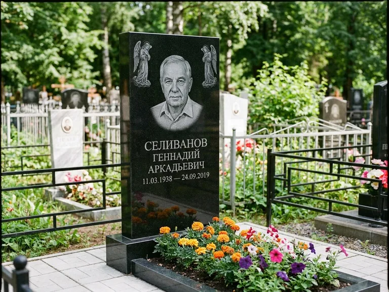 Памятник с гравировкой ангела — гравировка двух ангелов по сторонам портрета, работа «Селиванов» в Нижневартовске