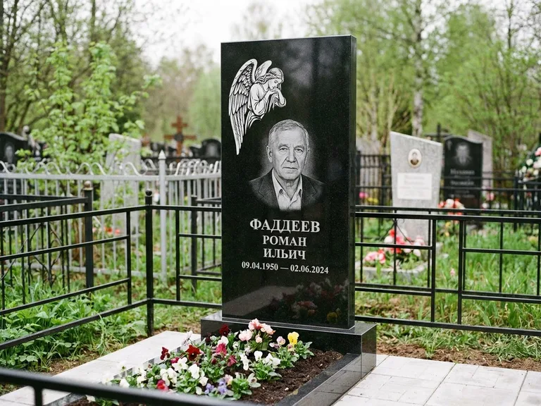 Памятник с гравировкой ангела — белая гравировка скорбящего ангела над портретом, работа «Фаддеев» в Нижневартовске