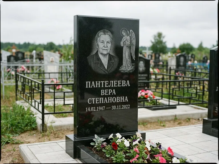 Памятник с гравировкой ангела — гравировка ангела-хранителя сбоку от портрета, работа «Пантелеева» в Нижневартовске