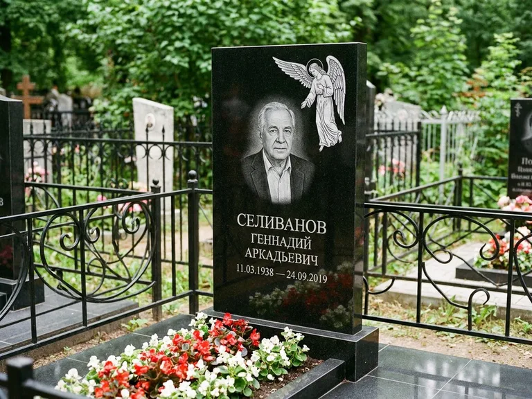 Памятник с гравировкой ангела — белая гравировка скорбящего ангела над портретом, работа «Селиванов» в Нижневартовске
