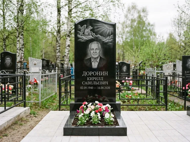 Памятник с гравировкой ангела — гравировка ангела в облаках с лучами над портретом, работа «Доронин» в Нижневартовске