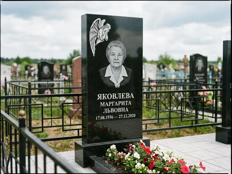 Памятник с гравировкой ангела — белая гравировка скорбящего ангела над портретом, работа «Яковлева» в Нижневартовске