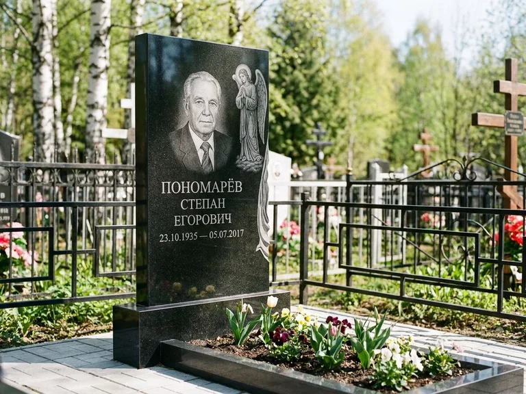 Памятник с гравировкой ангела — гравировка ангела-хранителя сбоку от портрета, работа «Пономарёв» в Нижневартовске