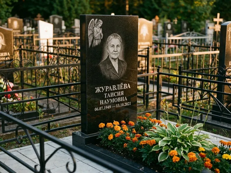 Памятник с гравировкой ангела — гравировка молящегося ангела в верхней части стелы, работа «Журавлёва» в Нижневартовске