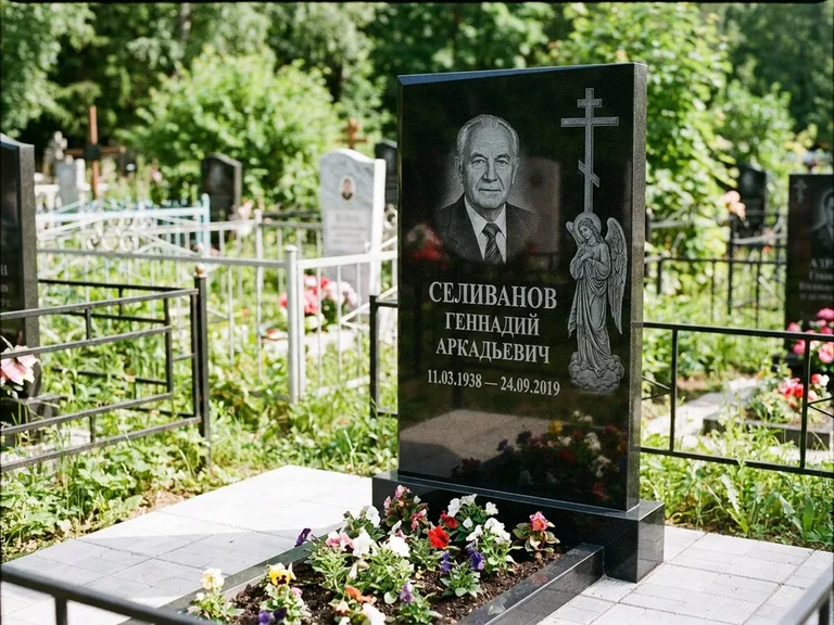 Памятник с гравировкой ангела — гравировка ангела с крестом рядом с эпитафией, работа «Селиванов» в Нижневартовске