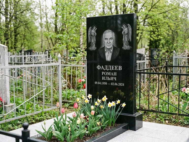 Памятник с гравировкой ангела — гравировка двух ангелов по сторонам портрета, работа «Фаддеев» в Нижневартовске