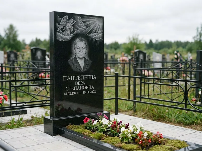 Памятник с гравировкой ангела — гравировка ангела в облаках с лучами над портретом, работа «Пантелеева» в Нижневартовске