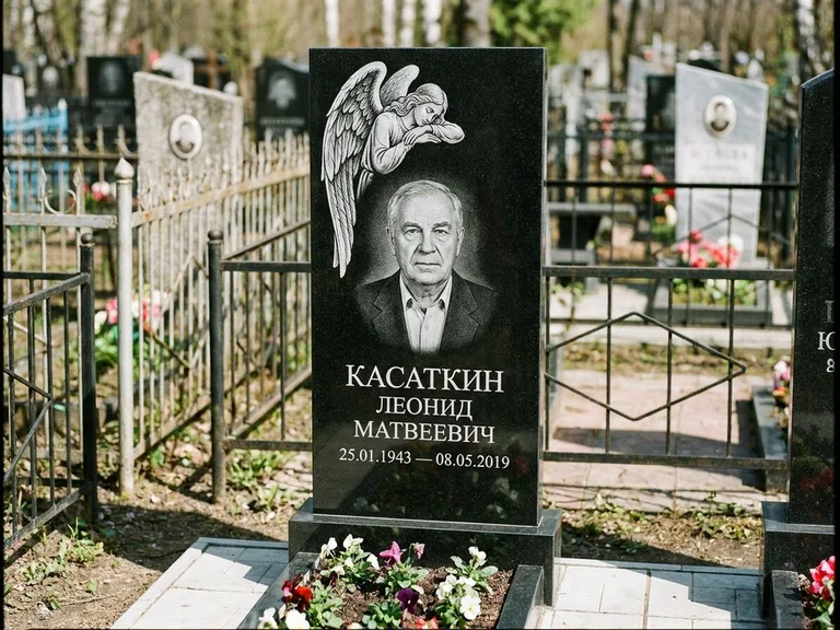 Памятник с гравировкой ангела — белая гравировка скорбящего ангела над портретом, работа «Касаткин» в Нижневартовске