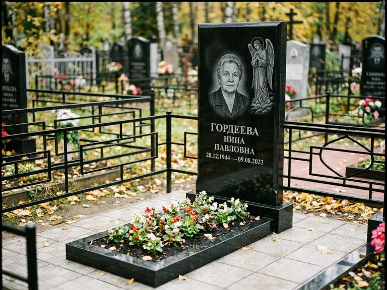 Памятник с гравировкой ангела — гравировка ангела-хранителя сбоку от портрета, работа «Гордеева» в Нижневартовске