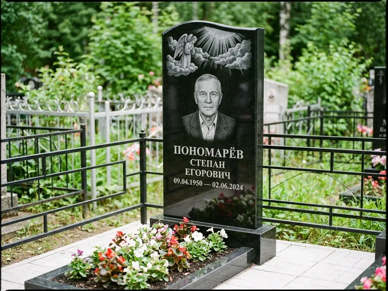 Памятник с гравировкой ангела — гравировка ангела-хранителя сбоку от портрета, работа «Лобанова» в Нижневартовске