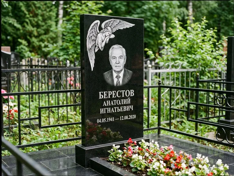 Памятник с гравировкой ангела — гравировка молящегося ангела в верхней части стелы, работа «Свиридов» в Нижневартовске