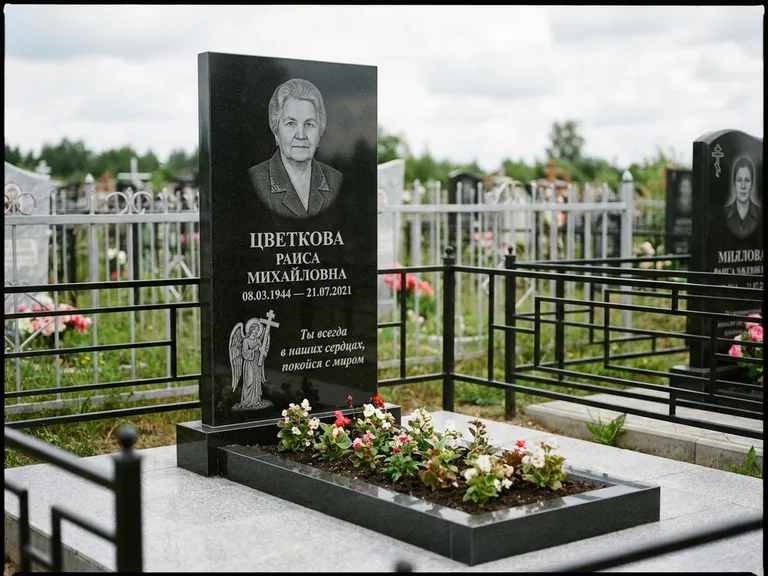 Памятник с гравировкой ангела — гравировка двух ангелов по сторонам портрета, работа «Яковлева» в Нижневартовске