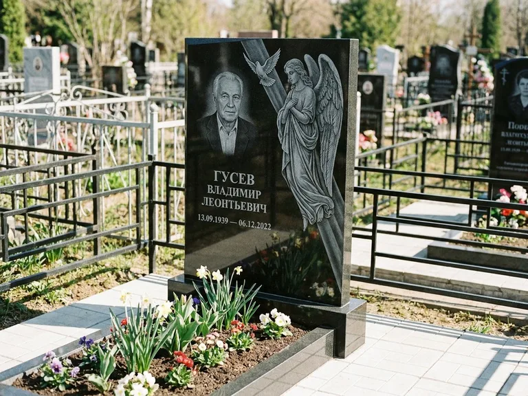 Памятник с гравировкой ангела — гравировка ангела в облаках с лучами над портретом, работа «Пономарёв» в Нижневартовске