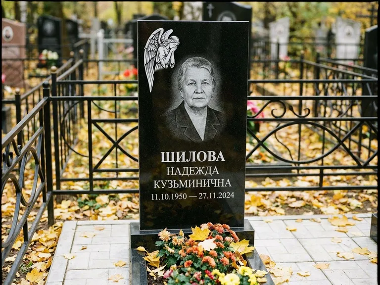Памятник с гравировкой ангела — гравировка молящегося ангела в верхней части стелы, работа «Гордеева» в Нижневартовске