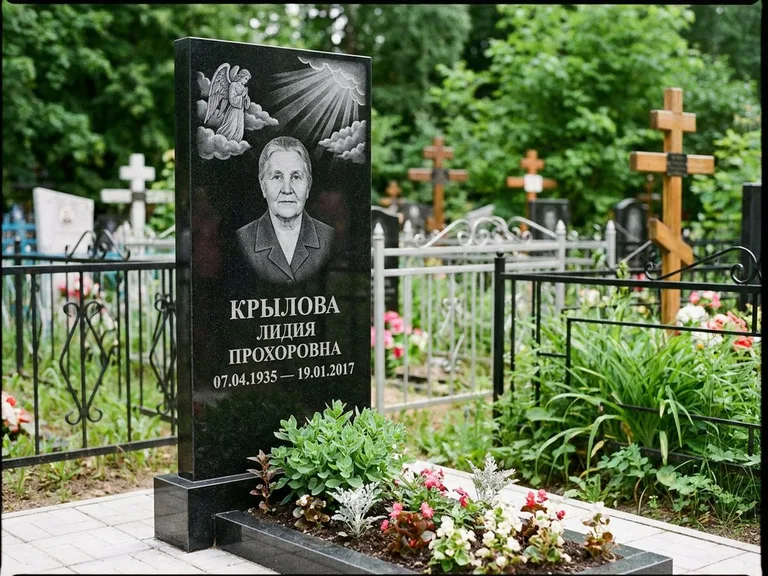 Памятник с гравировкой ангела — гравировка ангела в облаках с лучами над портретом, работа «Лобанова» в Нижневартовске
