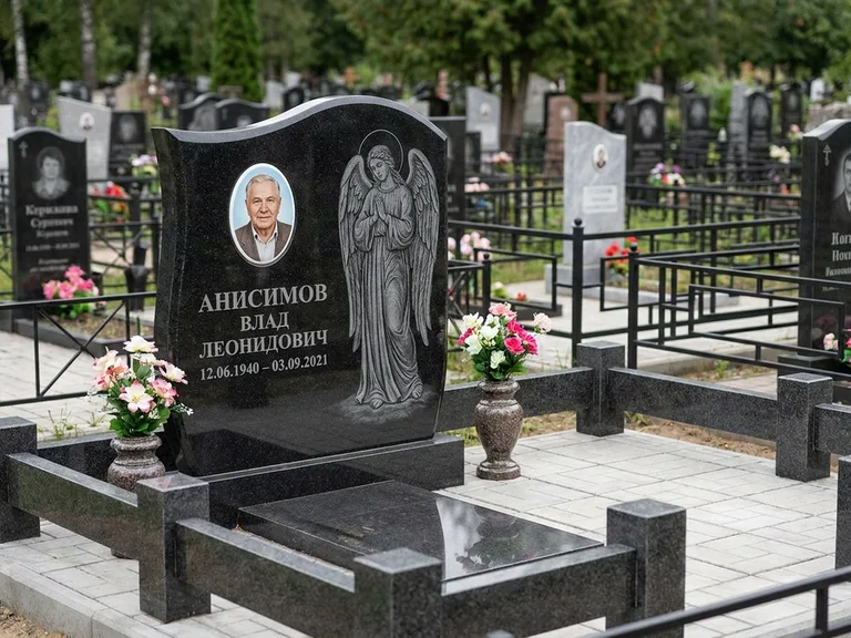 Памятник с гравировкой ангела — белая гравировка скорбящего ангела над портретом, работа «Свиридов» в Нижневартовске