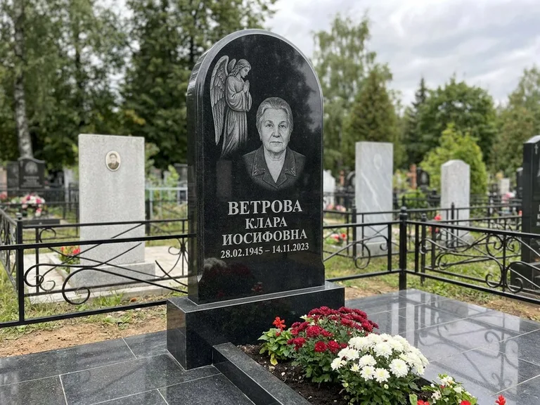 Памятник с гравировкой ангела — гравировка ангела-хранителя сбоку от портрета, работа «Игнатова» в Нижневартовске