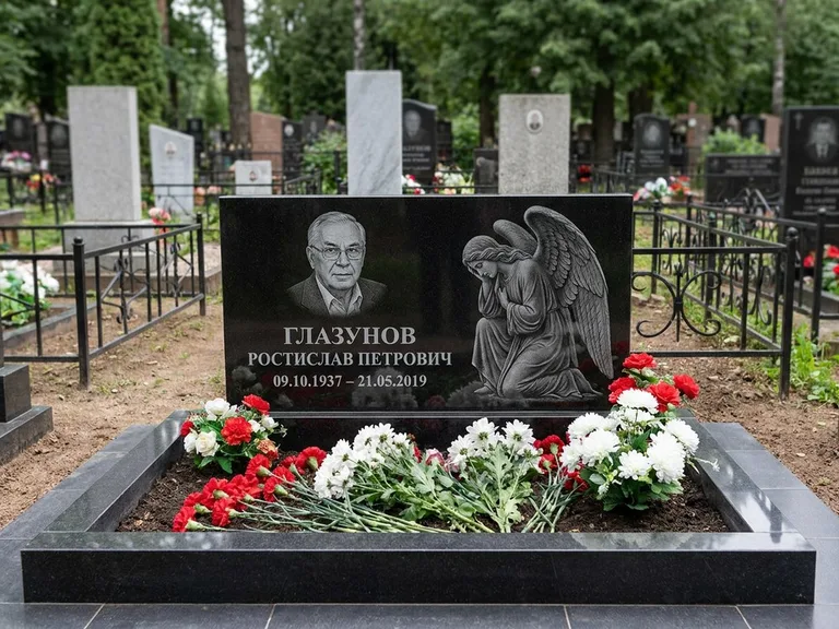 Памятник с гравировкой ангела — гравировка молящегося ангела в верхней части стелы, работа «Доронин» в Нижневартовске