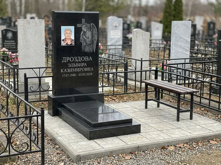 Памятник с гравировкой ангела — гравировка ангела с крестом рядом с эпитафией, работа «Яковлева» в Нижневартовске