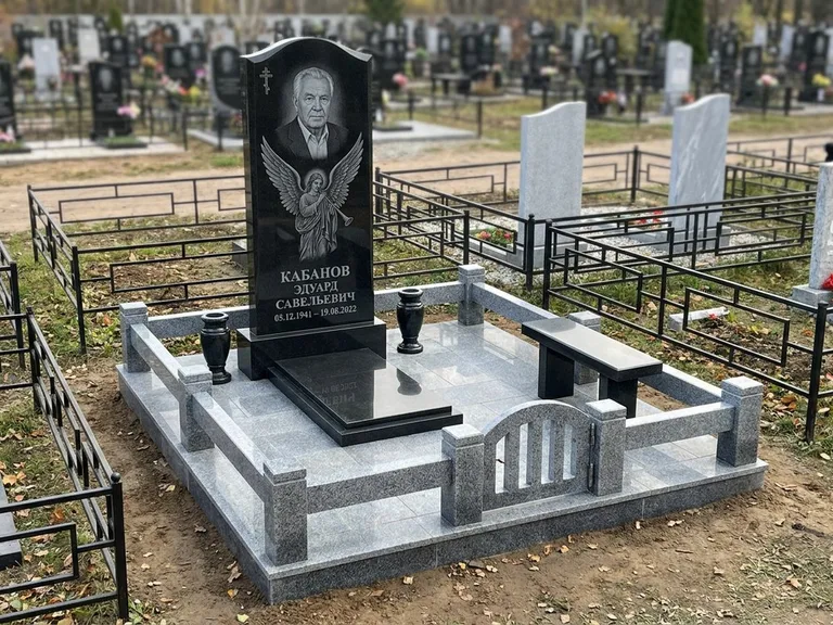 Памятник с гравировкой ангела — гравировка ангела с голубем по диагонали стелы, работа «Пономарёв» в Нижневартовске