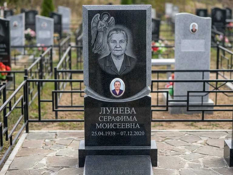 Памятник с гравировкой ангела — гравировка двух ангелов по сторонам портрета, работа «Журавлёва» в Нижневартовске