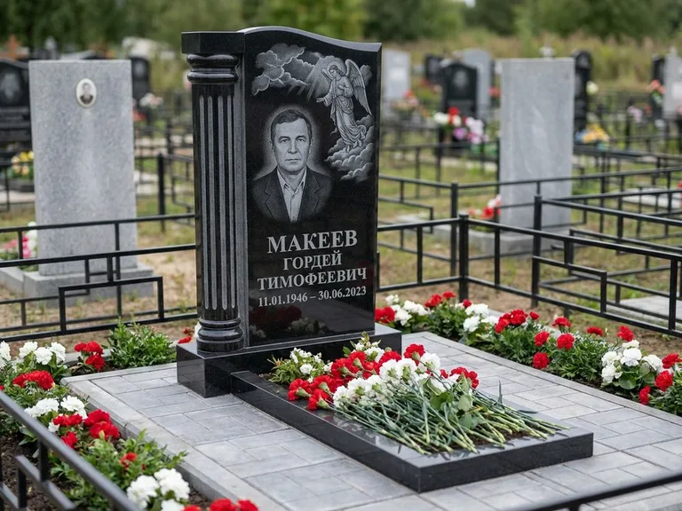 Памятник с гравировкой ангела — гравировка ангела в облаках с лучами над портретом, работа «Селиванов» в Нижневартовске