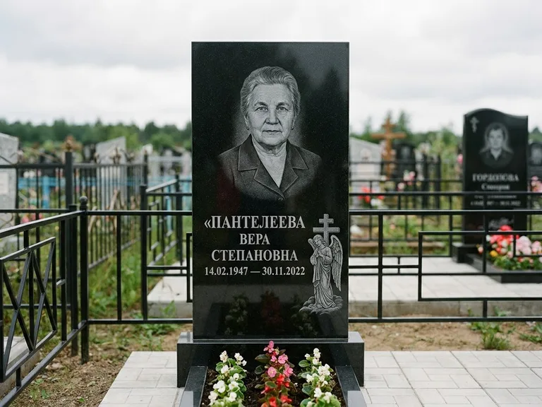 Памятник с гравировкой ангела — гравировка ангела с крестом рядом с эпитафией, работа «Пантелеева» в Нижневартовске