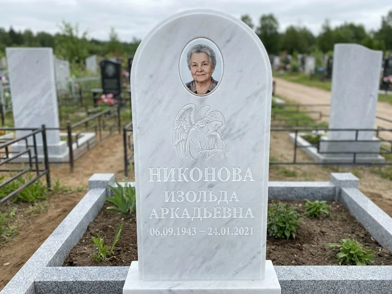 Памятник с гравировкой ангела — белая гравировка скорбящего ангела над портретом, работа «Гордеева» в Нижневартовске