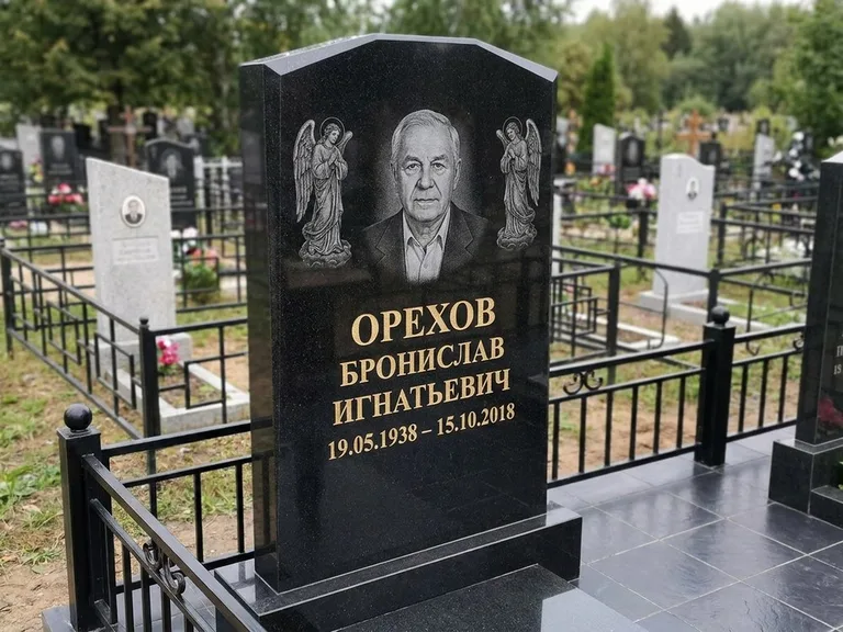 Памятник с гравировкой ангела — гравировка ангела-хранителя сбоку от портрета, работа «Фаддеев» в Нижневартовске