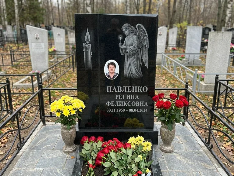 Памятник с гравировкой ангела — гравировка молящегося ангела в верхней части стелы, работа «Пантелеева» в Нижневартовске
