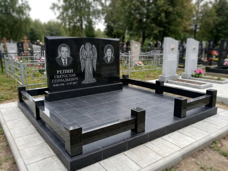 Памятник с гравировкой ангела — гравировка ангела с крестом рядом с эпитафией, работа «Касаткин» в Нижневартовске