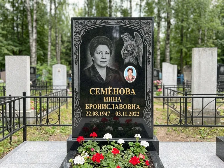 Памятник с гравировкой ангела — гравировка ангела с голубем по диагонали стелы, работа «Лобанова» в Нижневартовске