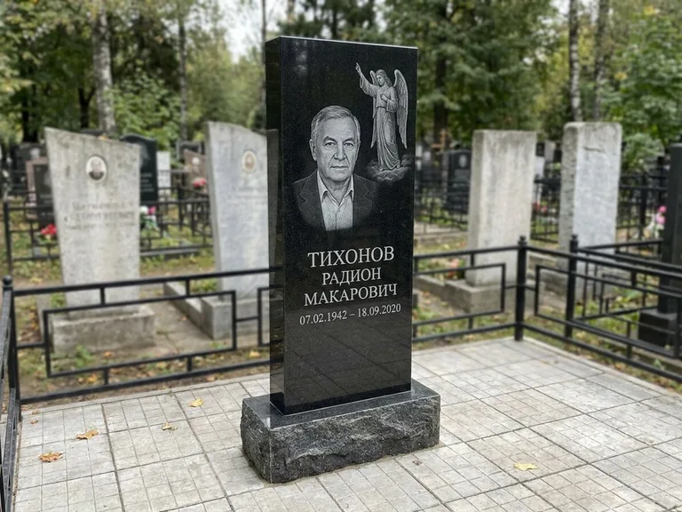 Памятник с гравировкой ангела — гравировка двух ангелов по сторонам портрета, работа «Свиридов» в Нижневартовске
