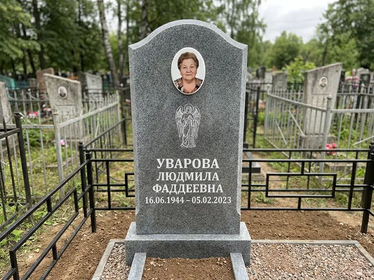 Памятник с гравировкой ангела — гравировка ангела в облаках с лучами над портретом, работа «Игнатова» в Нижневартовске