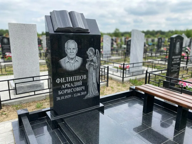 Памятник с гравировкой ангела — белая гравировка скорбящего ангела над портретом, работа «Доронин» в Нижневартовске
