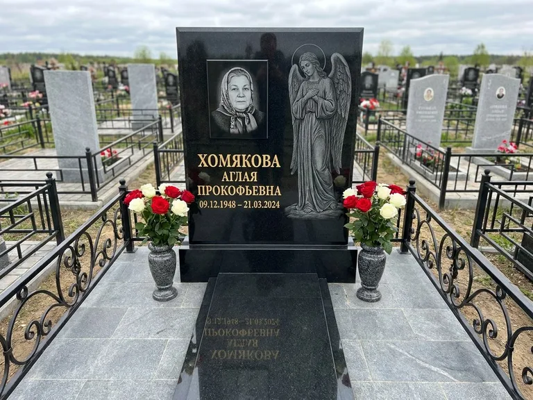 Памятник с гравировкой ангела — гравировка ангела-хранителя сбоку от портрета, работа «Яковлева» в Нижневартовске