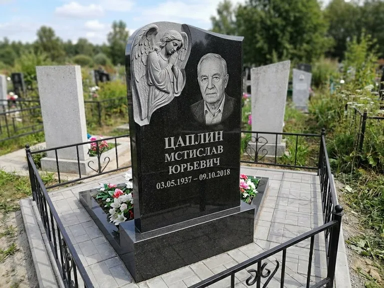 Памятник с гравировкой ангела — гравировка молящегося ангела в верхней части стелы, работа «Пономарёв» в Нижневартовске