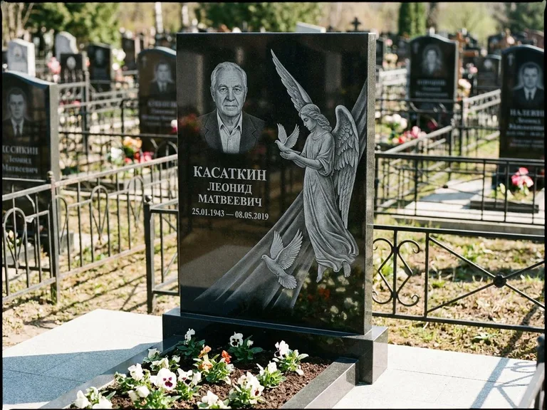 Памятник с гравировкой ангела — гравировка ангела с голубем по диагонали стелы, работа «Касаткин» в Нижневартовске