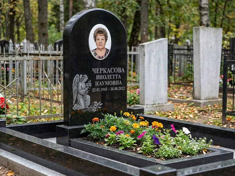 Памятник с гравировкой ангела — гравировка ангела с крестом рядом с эпитафией, работа «Журавлёва» в Нижневартовске