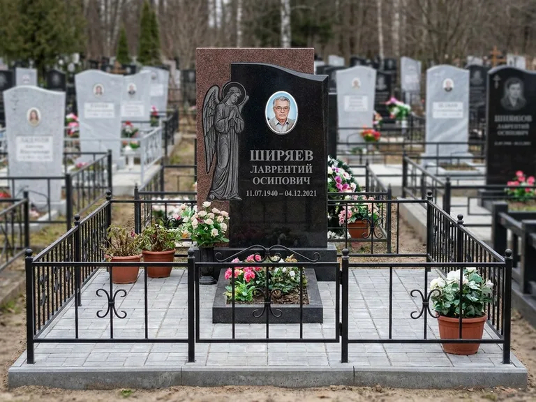 Памятник с гравировкой ангела — гравировка ангела с голубем по диагонали стелы, работа «Селиванов» в Нижневартовске