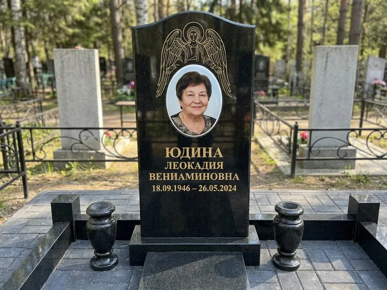 Памятник с гравировкой ангела — гравировка двух ангелов по сторонам портрета, работа «Гордеева» в Нижневартовске