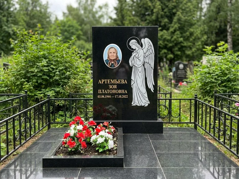 Памятник с гравировкой ангела — гравировка ангела в облаках с лучами над портретом, работа «Фаддеев» в Нижневартовске
