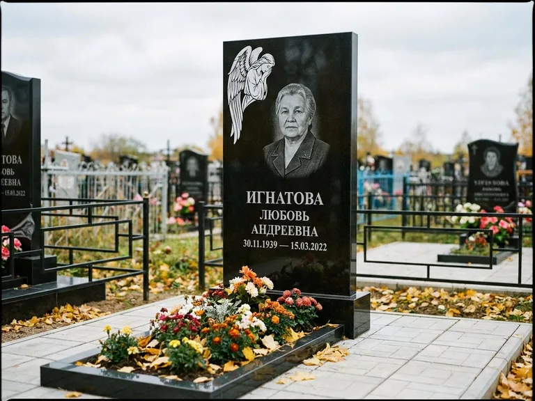 Памятник с гравировкой ангела — белая гравировка скорбящего ангела над портретом, работа «Игнатова» в Нижневартовске