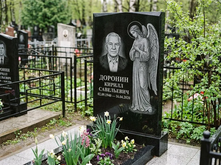 Памятник с гравировкой ангела — гравировка ангела-хранителя сбоку от портрета, работа «Доронин» в Нижневартовске