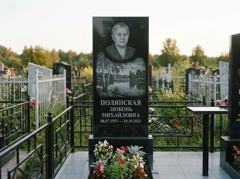 Памятник с гравировкой берёзы — гравировка берёзы у зеркального озера, работа «Полянская» в Нижневартовске