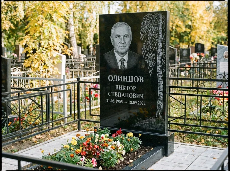 Памятник с гравировкой берёзы — гравировка плакучей берёзы с тонкими ветвями, работа «Одинцов» в Нижневартовске
