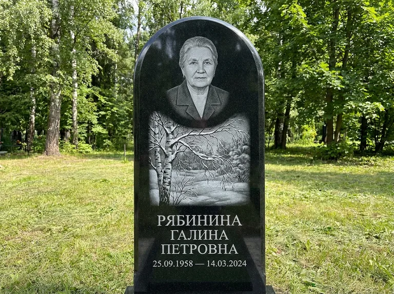 Памятник с гравировкой берёзы: стела с плавным арочным верхом — зимняя берёза, снег на ветвях, газон без ограды, стриженая трава, работа «Рябинина» в Нижневартовске