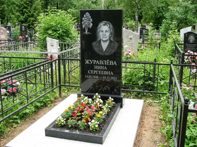 Памятник с гравировкой берёзы — гравировка одинокой берёзы над именем, работа «Журавлёва» в Нижневартовске