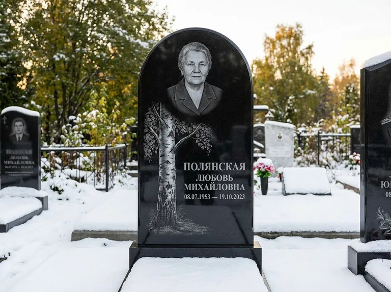 Памятник с гравировкой берёзы: полукруглая стела — объёмная одинокая берёза с фактурной корой, заснеженный зимний участок, работа «Полянская» в Нижневартовске
