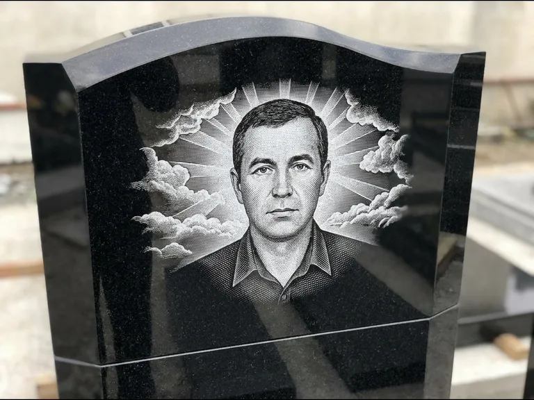 Гравировка фото на памятнике — с фоном в Нижневартовске